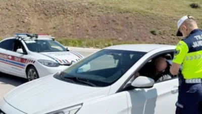 Yozgat'ın Yerköy ilçesinde jandarma trafik ekipleri, denetim sırasında ehliyetsiz araç