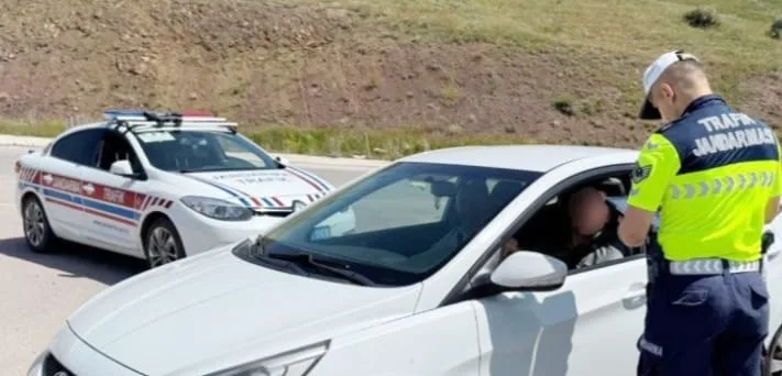 Yozgat'ın Yerköy ilçesinde jandarma trafik ekipleri, denetim sırasında ehliyetsiz araç