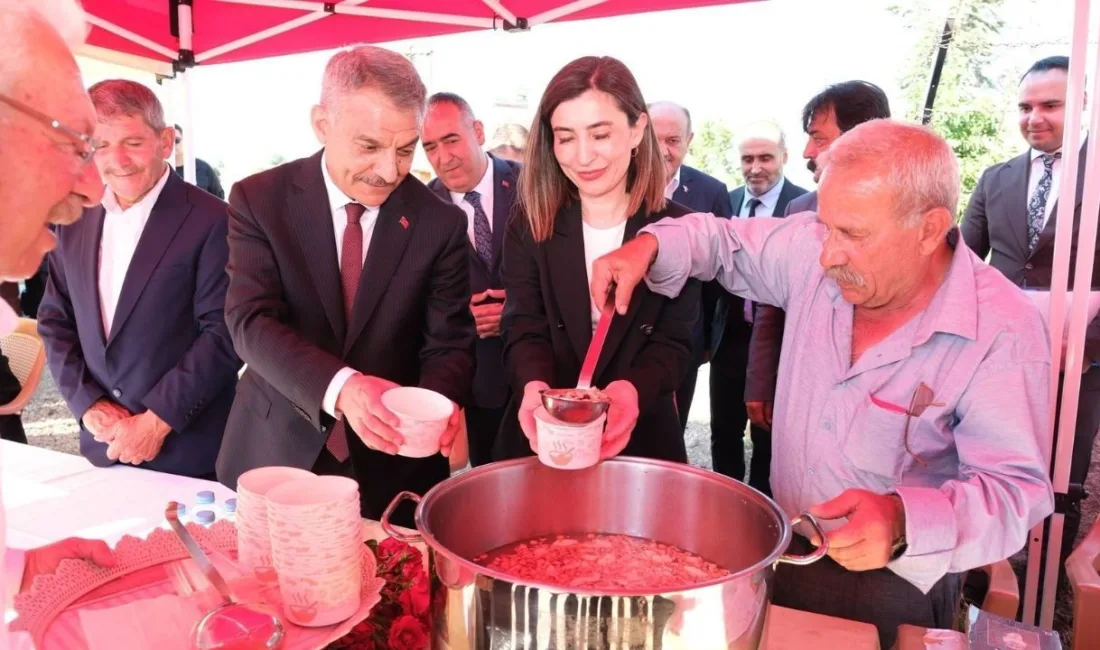 Yozgat'ın Dağyenicesi köyünde Cemevi açılışının ardından aşure dağıtımı yapıldı.