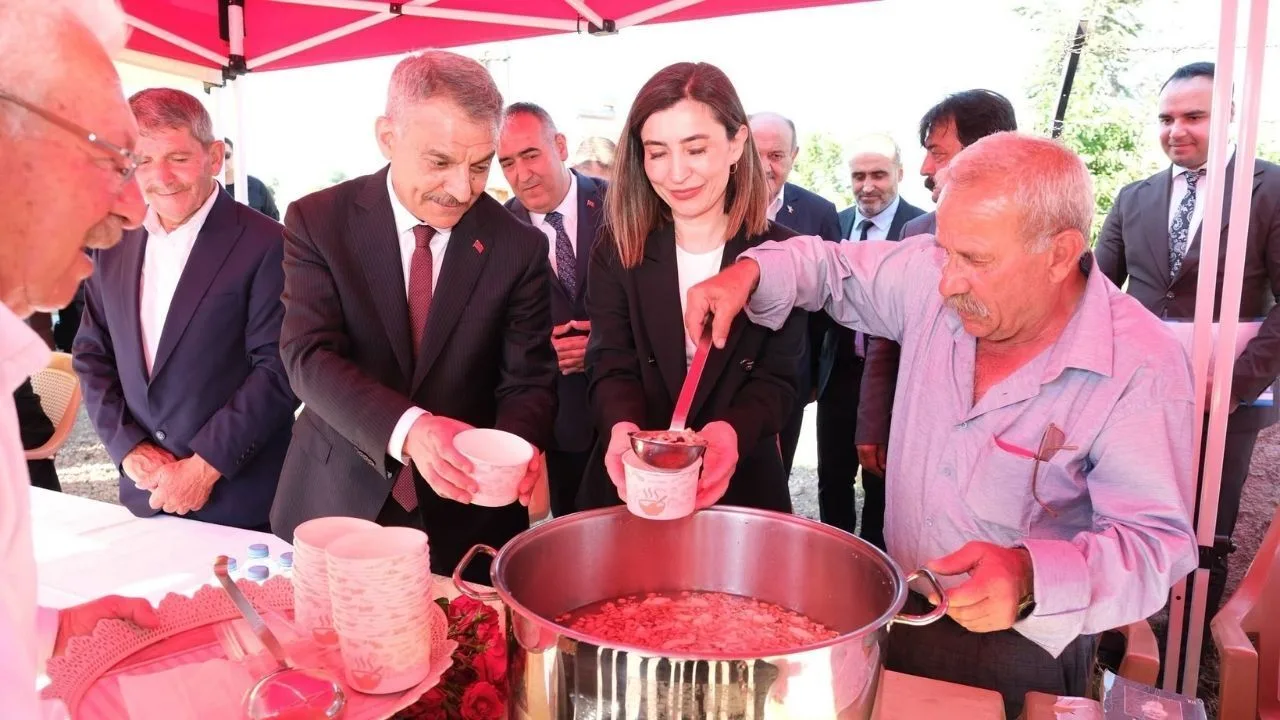 Yozgat'ın Dağyenicesi köyünde Cemevi açılışının ardından aşure dağıtımı yapıldı.