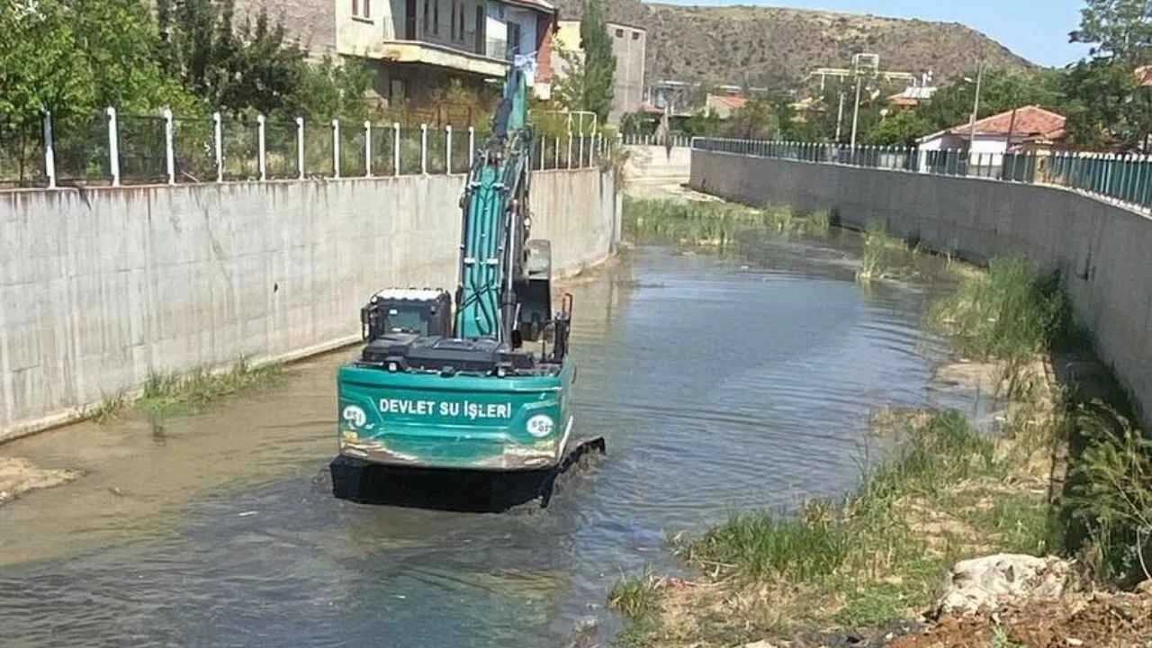 Yozgat'ta DSİ Kanal Temizleme Çalışmaları Devam Ediyor