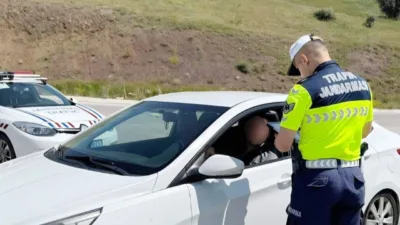 Yozgat'ta jandarma ekipleri tarafından yapılan trafik denetimlerinde, ehliyetsiz araç kullanan