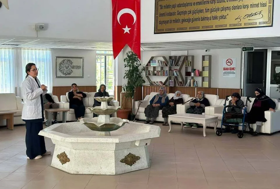 Yozgat'ta Alparslan Türkeş Huzurevi'nde düzenlenen eğitim programında, huzurevi sakinlerine ve