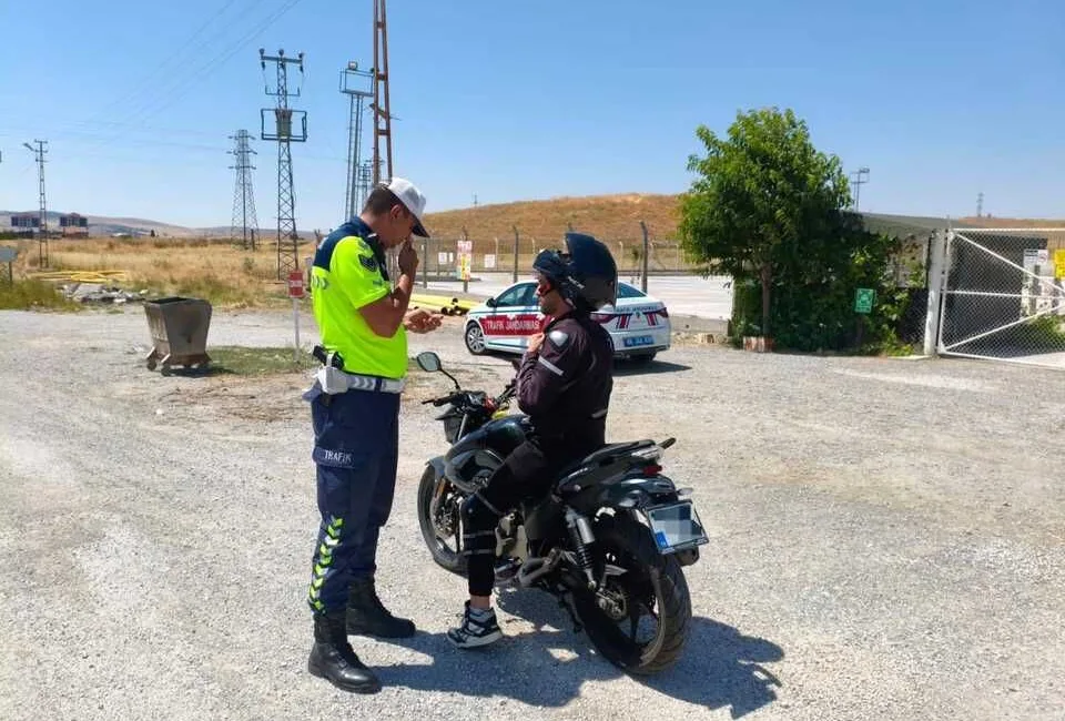 Yozgat'ta jandarma ekipleri, motosiklet sürücülerini trafik kazalarına karşı bilinçlendirmek için