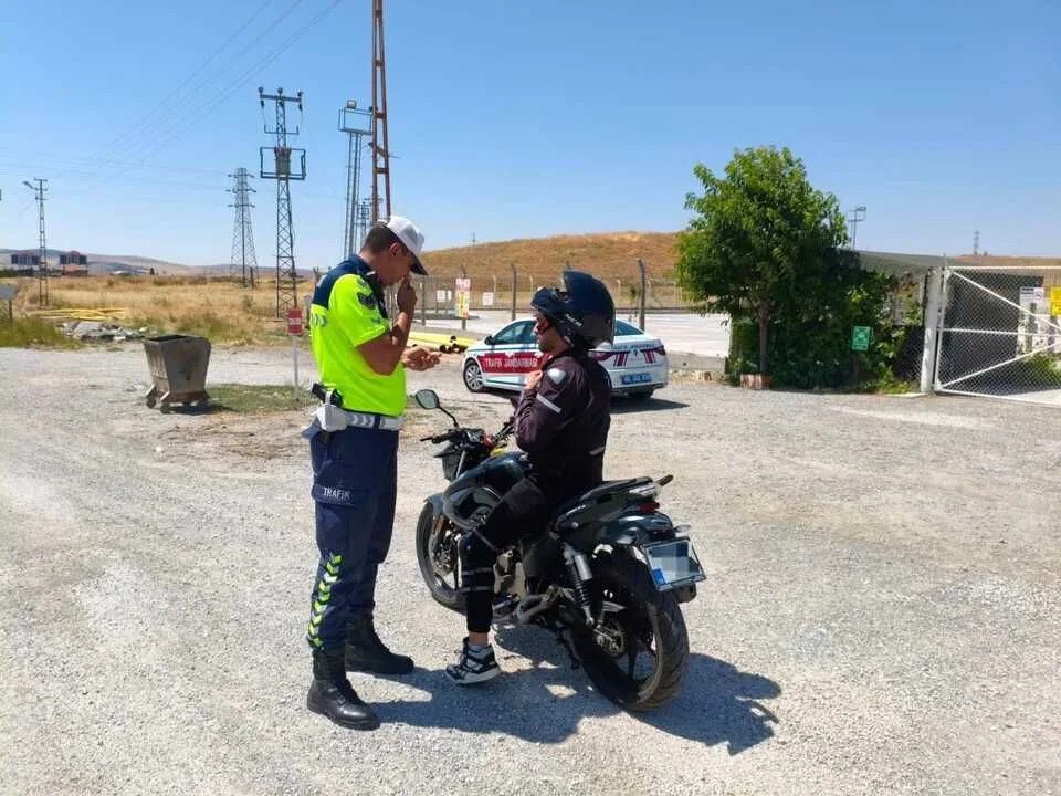 Yozgat'ta jandarma ekipleri, motosiklet sürücülerini trafik kazalarına karşı bilinçlendirmek için