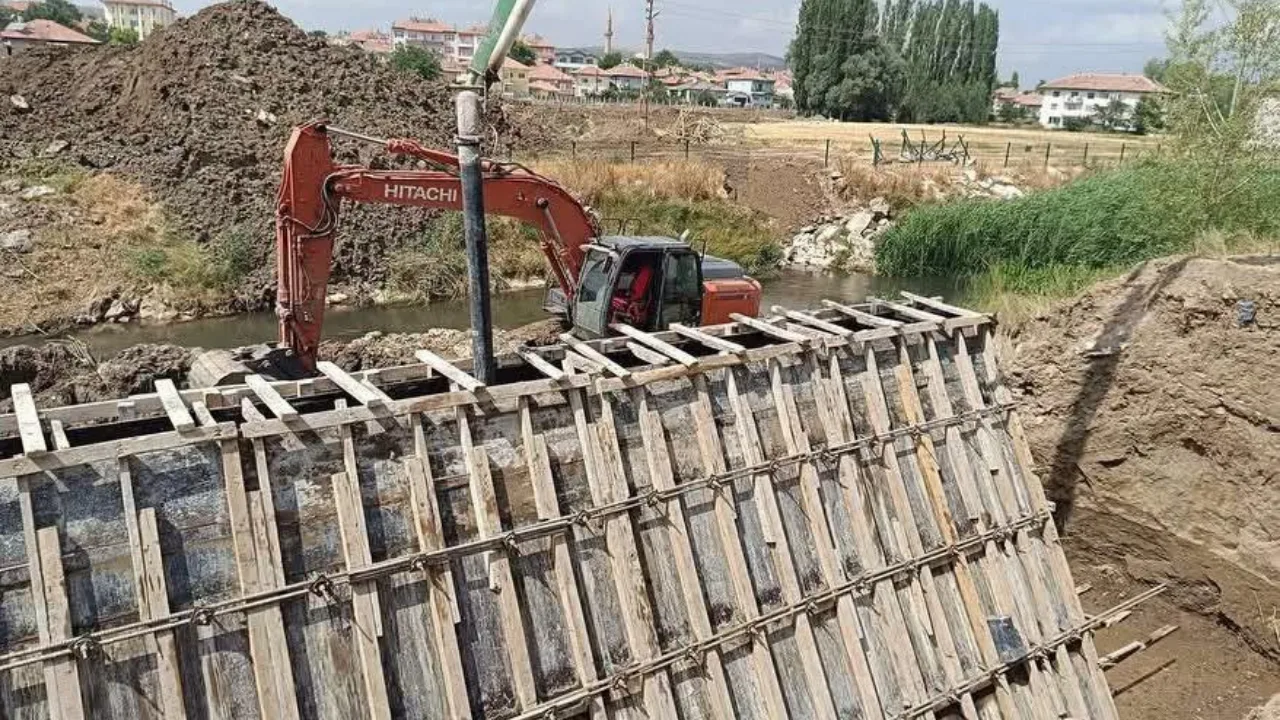 Yozgat'ın Çandır ilçesinde taşkın riskini en aza indirmek amacıyla başlatılan