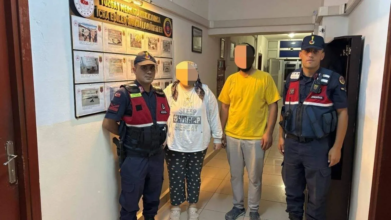 Yozgat'ta devriye görevi yapan jandarma ekipleri, yol kenarında yürüyen engelli