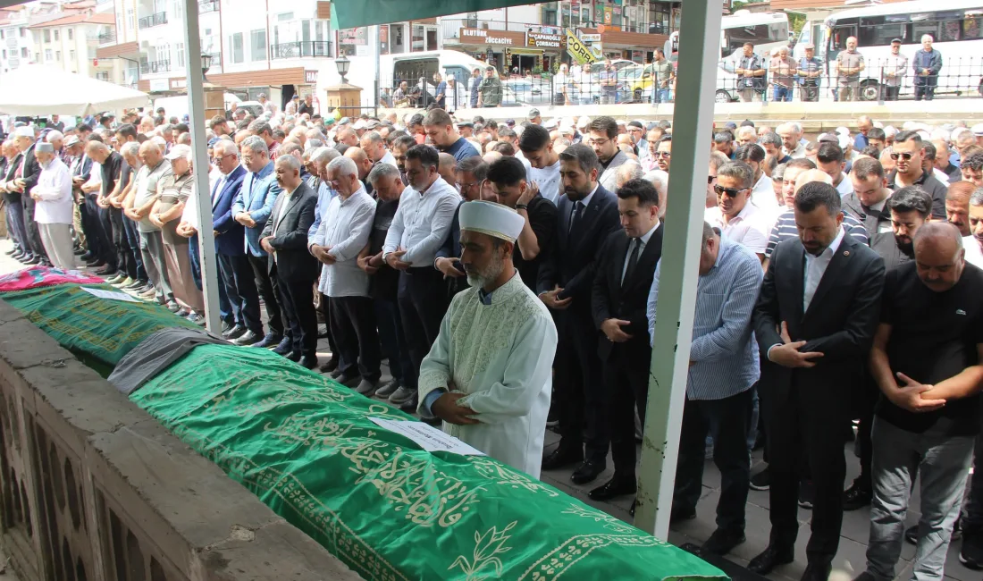 Hakimiyet Gazetesi Yazı İşleri Müdürü Çetin Mermertaş ile gazeteci Cemil