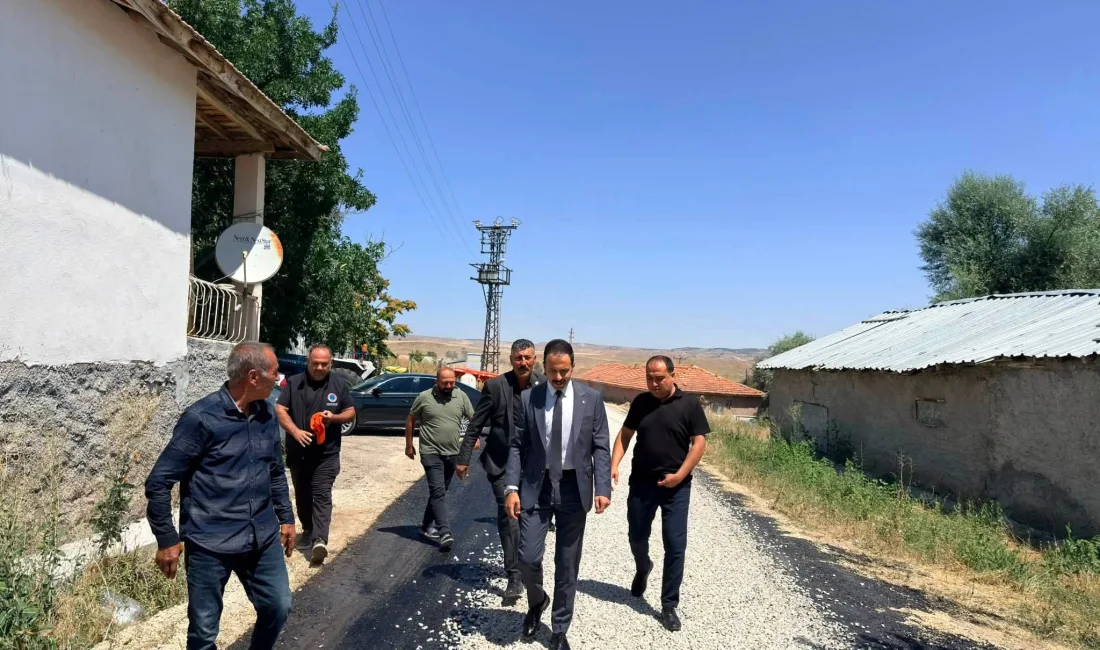 Kırşehir'in Çiçekdağı ilçesinde, köy yollarının asfalt serim çalışmaları yerinde denetlendi.