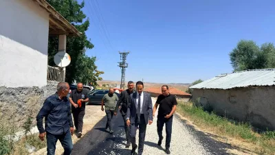 Kırşehir'in Çiçekdağı ilçesinde, köy yollarının asfalt serim çalışmaları yerinde denetlendi.