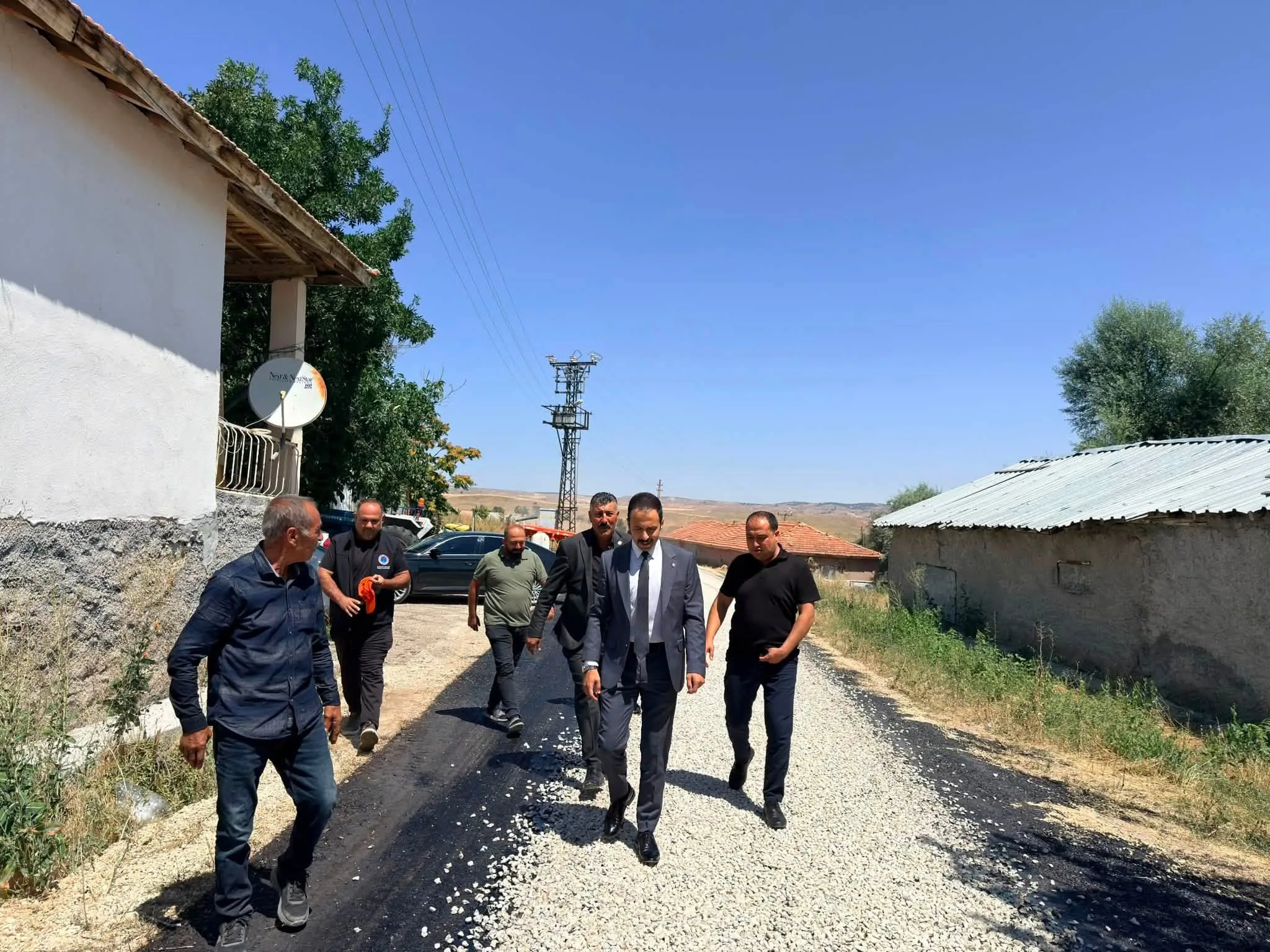Kırşehir'in Çiçekdağı ilçesinde, köy yollarının asfalt serim çalışmaları yerinde denetlendi.