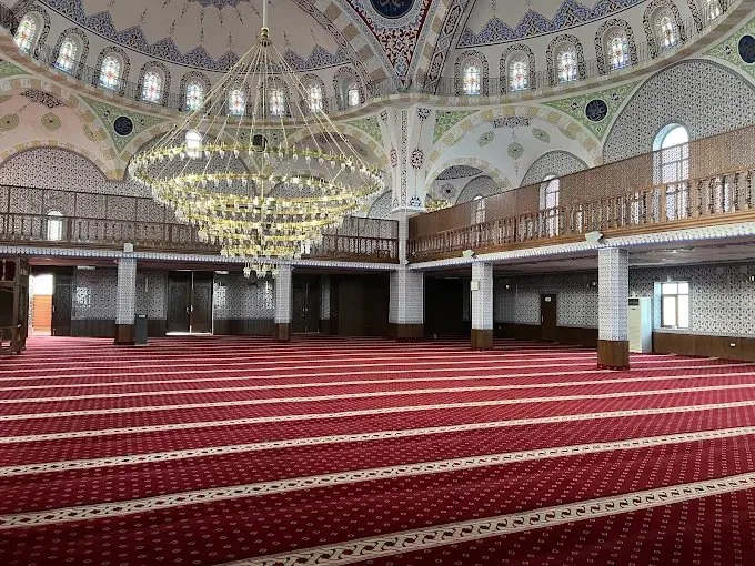 Yozgat’ın Yerköy ilçesinde bulunan Molla Hüsrev Camii, zemininde oluşan çökme