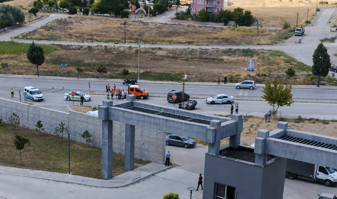 Yerköy’ün 100. Yıl Mahallesi’nde üç otomobilin karıştığı trafik kazası meydana