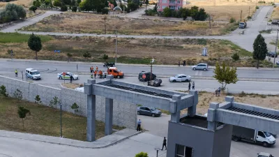 Yerköy’ün 100. Yıl Mahallesi’nde üç otomobilin karıştığı trafik kazası meydana
