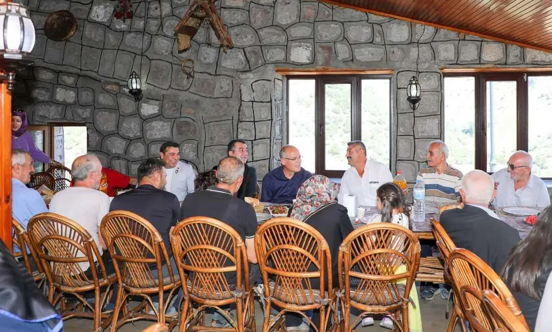 Yozgat'tan Çekerek'e gelen şehit aileleri ve gaziler, düzenlenen yemekte bir