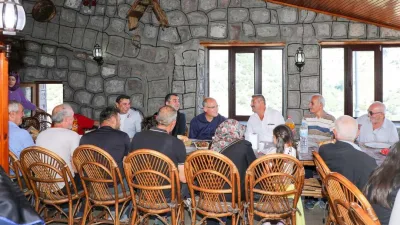 Yozgat'tan Çekerek'e gelen şehit aileleri ve gaziler, düzenlenen yemekte bir
