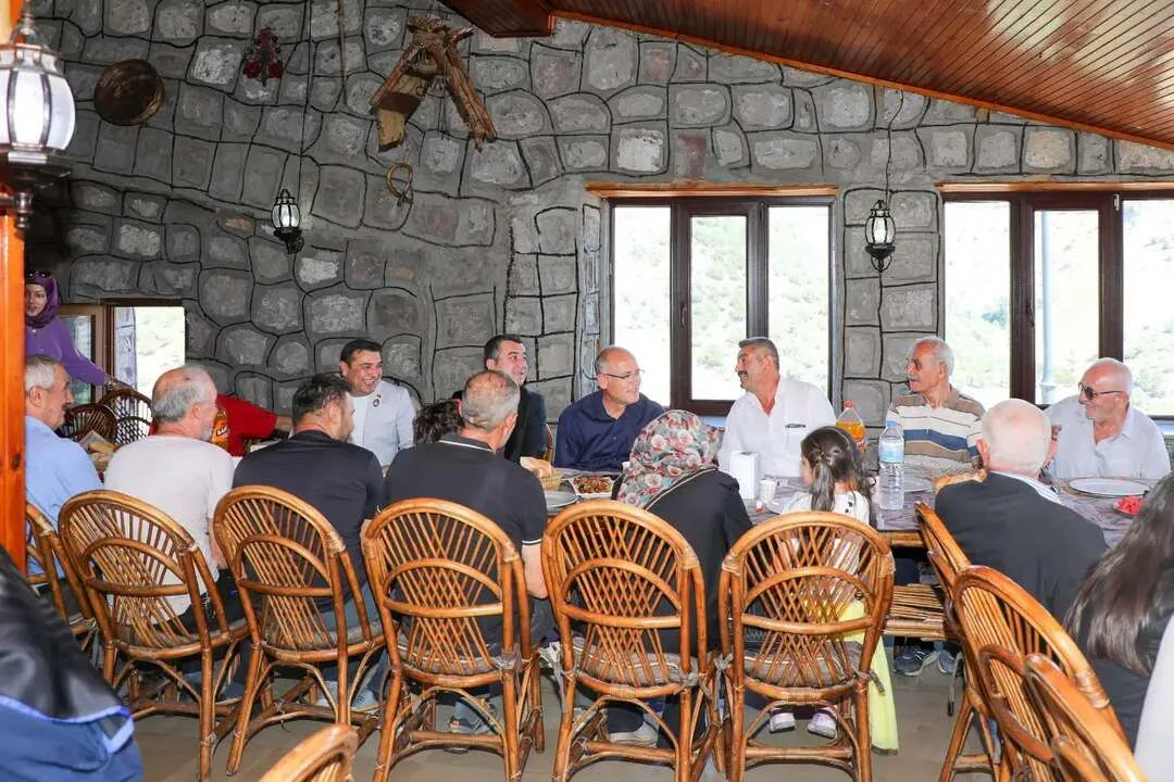 Yozgat'tan Çekerek'e gelen şehit aileleri ve gaziler, düzenlenen yemekte bir