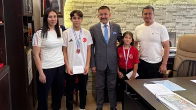 Türkiye Kadınlar Güreş Şampiyonası'nda bronz madalya kazanan Yozgat İl Özel