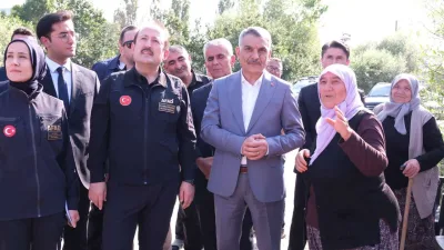 Yozgat'ta AFAD Başkanı Ali Hamza Pehlivan, depremzedelerin yeni konutlarına yerleşme