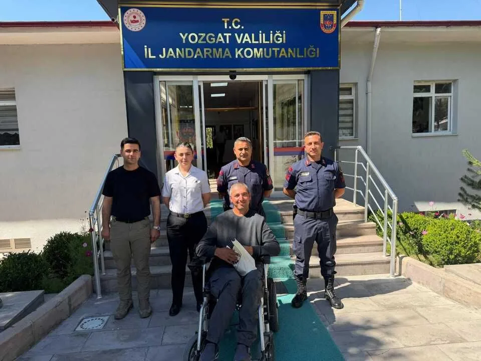 Yozgat İl Jandarma Komutanlığı, bir köyde yaşayan engelli vatandaşın Türk