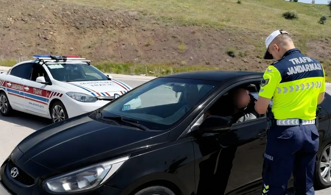 Yozgat’ta trafik güvenliğinin artırılması amacıyla jandarma ekipleri denetimlerini sürdürüyor. Aydıncık-Kadışehri