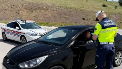 Yozgat’ta trafik güvenliğinin artırılması amacıyla jandarma ekipleri denetimlerini sürdürüyor. Aydıncık-Kadışehri