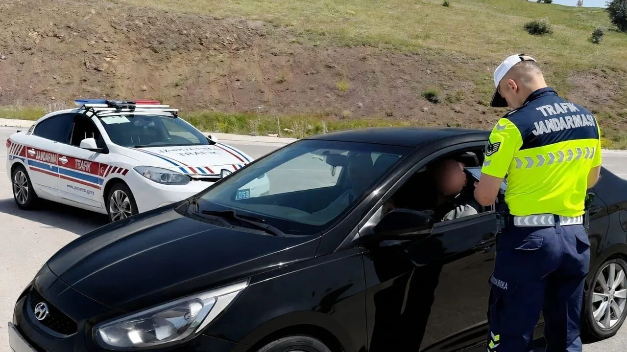 Yozgat’ta trafik güvenliğinin artırılması amacıyla jandarma ekipleri denetimlerini sürdürüyor. Aydıncık-Kadışehri