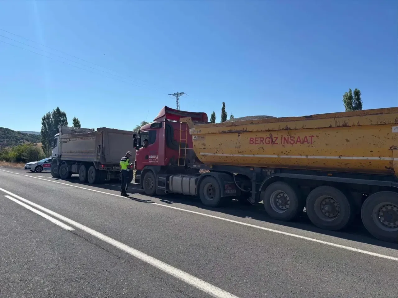 Yozgat genelinde yük taşıyan araçlara yönelik trafik denetimleri sürüyor. Jandarma