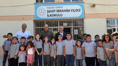 İlkokulu öğrencilerine kırtasiye desteğinde bulunarak eğitime katkı sağladı. Öğrencilere ulaştırılan