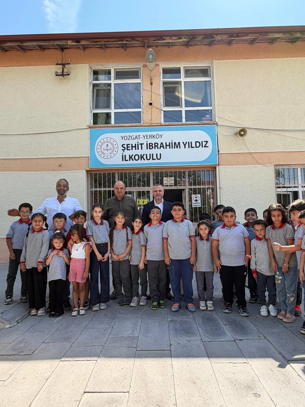 İlkokulu öğrencilerine kırtasiye desteğinde bulunarak eğitime katkı sağladı. Öğrencilere ulaştırılan