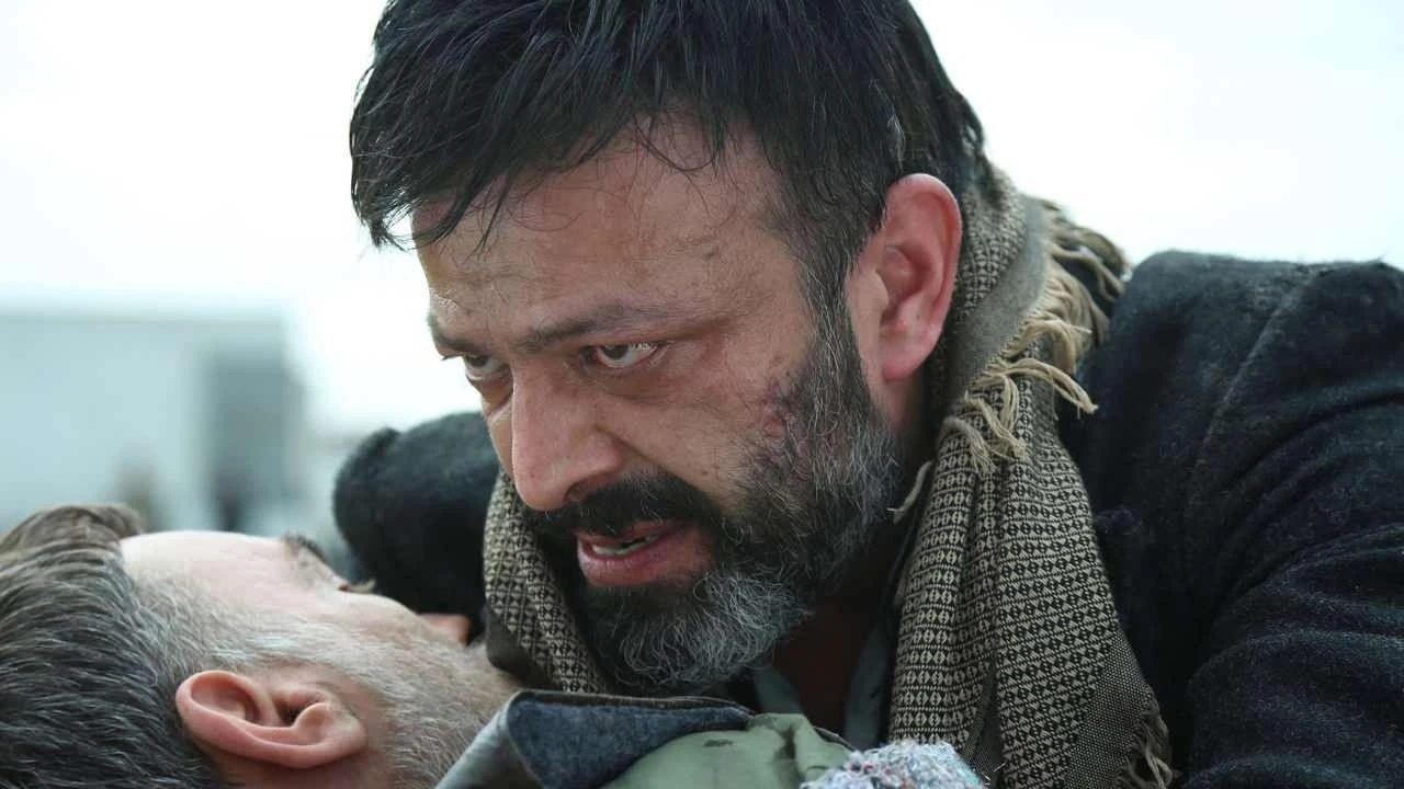 Ünlü oyuncu Serhat Kılıç'ın İstanbul'daki evinde hayatını kaybettiği iddia edildi.