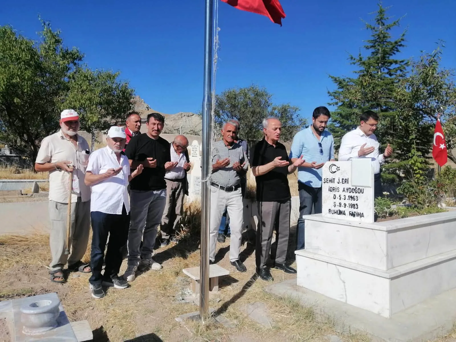 Şehit Jandarma Er İdris Aydoğdu, şehadetinin yıl dönümünde kabri başında