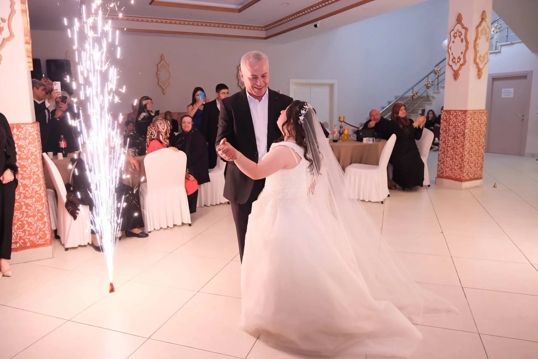 Yağmur’un En Güzel Hayali Gerçek Oldu: Gelinliğini Giyip Babasıyla İlk Dansını Yaptı Yağmur’un En Güzel Hayali Gerçek Oldu: Gelinliğini Giyip Babasıyla İlk Dansını Yaptı