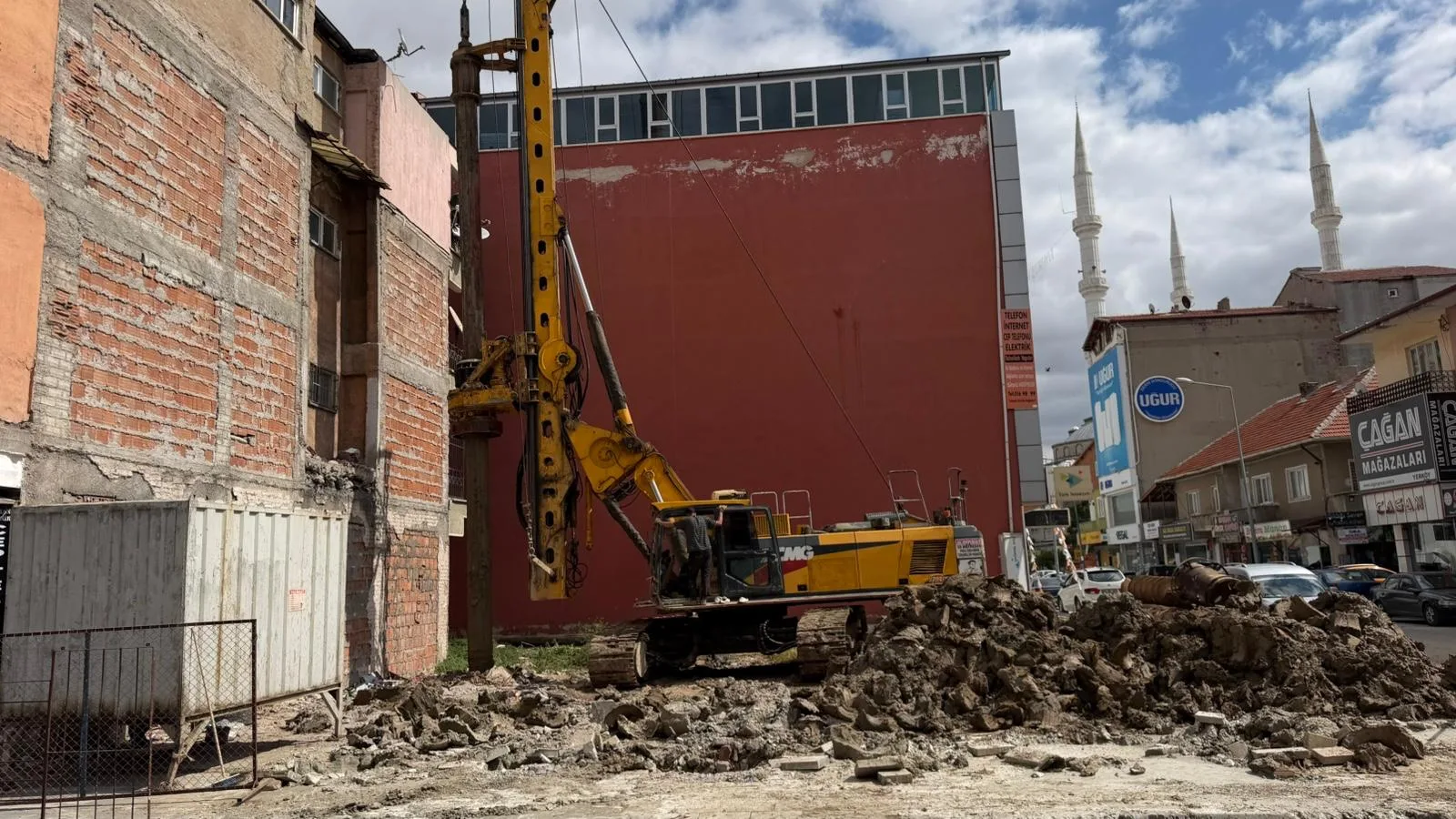 Yerköy’de Herkesin Merak Ettiği Dev Makine: Hükümet Caddesi’nde Ne Yapılıyor? Yerköy’de Herkesin Merak Ettiği Dev Makine: Hükümet Caddesi’nde Ne Yapılıyor?