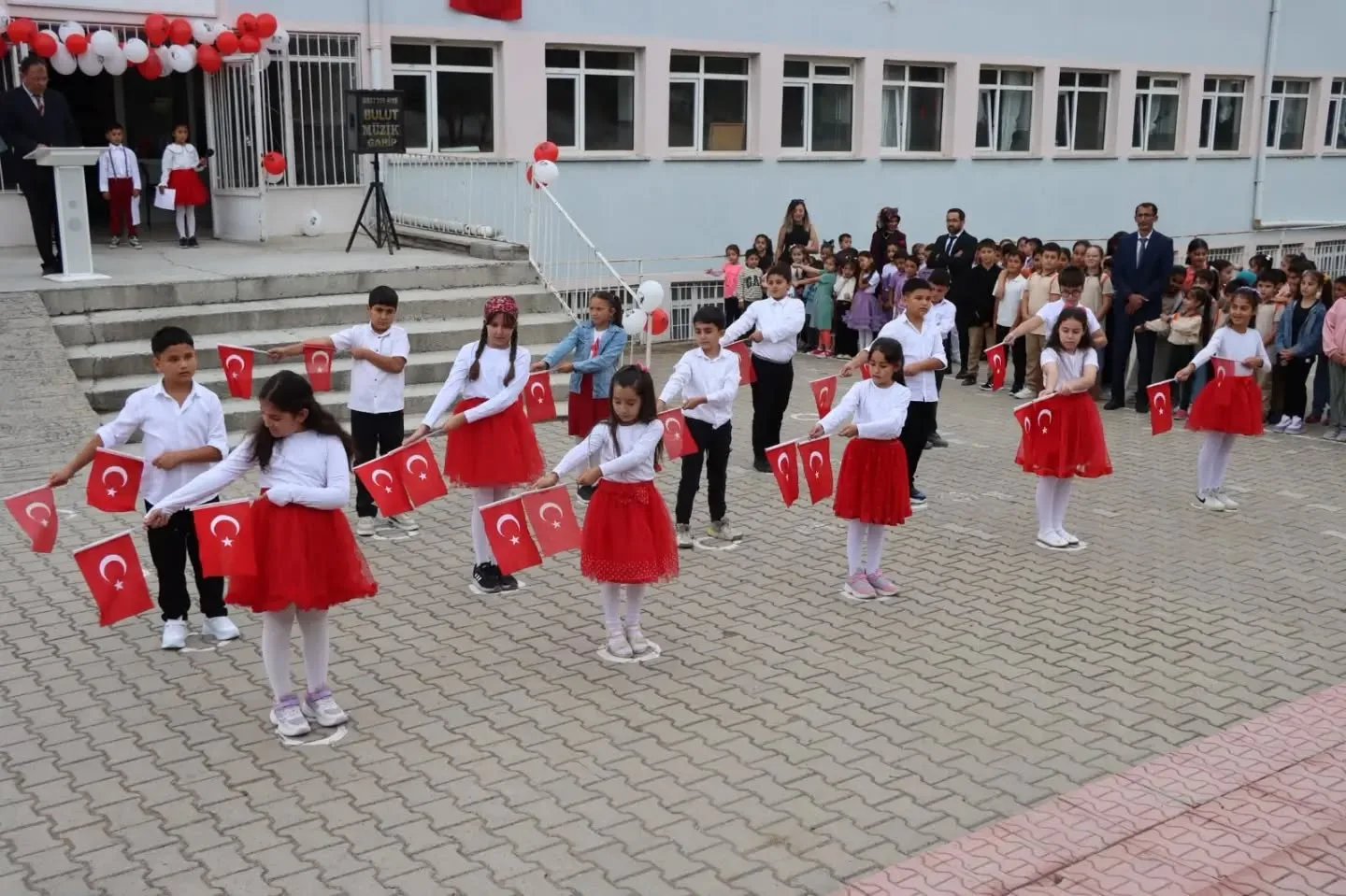 Yerköy’de İlköğretim Haftası Coşkusu: Öğrencilerin Gösterileri Büyük İlgi Gördü Yerköy’de İlköğretim Haftası Coşkusu: Öğrencilerin Gösterileri Büyük İlgi Gördü