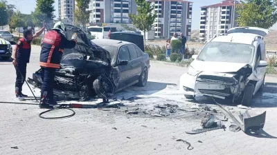 Yozgat'ta otomobil ile hafif ticari aracın çarpışması sonucu meydana gelen