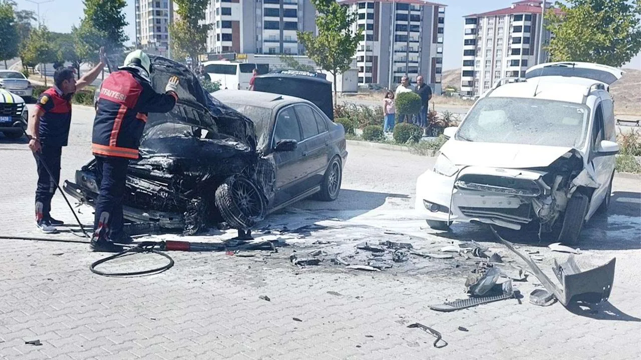 Yozgat'ta otomobil ile hafif ticari aracın çarpışması sonucu meydana gelen
