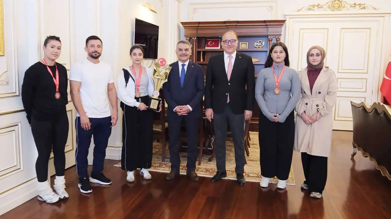 Türkiye Mas Güreş Şampiyonası’nda kadınlar kategorisinde birinci olan Yozgat Mas