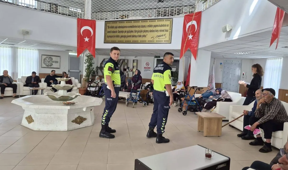 Yozgat'taki Alparslan Türkeş Huzurevi'nde, Trafik Jandarması ekipleri tarafından huzurevi sakinleri