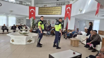 Yozgat'taki Alparslan Türkeş Huzurevi'nde, Trafik Jandarması ekipleri tarafından huzurevi sakinleri