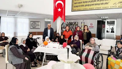 Yozgat'taki Alparslan Türkeş Huzurevi'nde, huzurevi sakinlerinin doğum günleri için bir