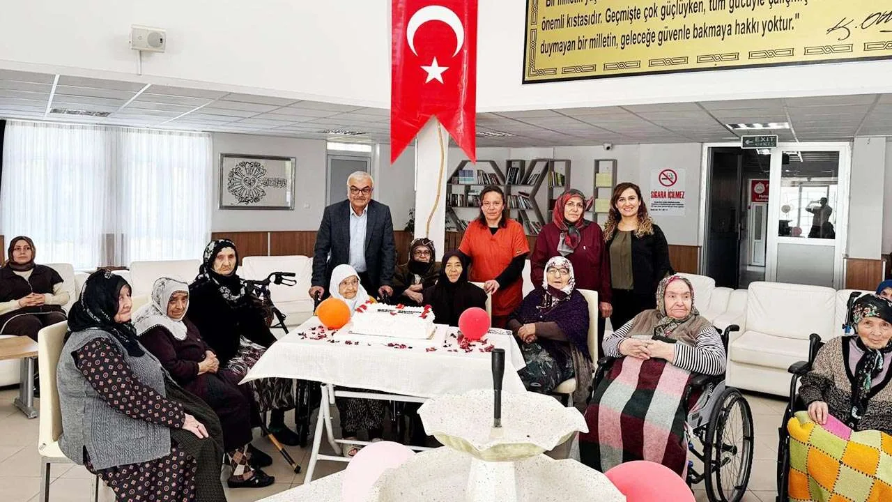 Yozgat'taki Alparslan Türkeş Huzurevi'nde, huzurevi sakinlerinin doğum günleri için bir