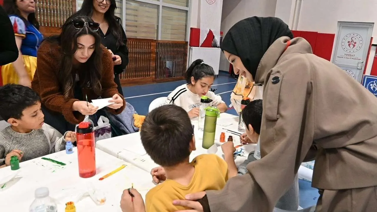 Yozgat Gençlik Merkezi'nde düzenlenen sosyal sorumluluk etkinliğinde, Çocuk Esirgeme Kurumu'ndan